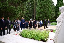 В Баку почтена память выдающихся деятелей культуры и проведен концерт в честь Дня национальной музыки (ФОТО)