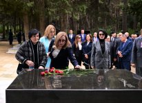 В Баку почтена память выдающихся деятелей культуры и проведен концерт в честь Дня национальной музыки (ФОТО)