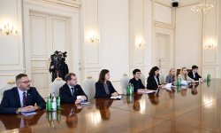 Президент Ильхам Алиев принял Еврокомиссара по вопросам расширения (ФОТО/ВИДЕО)