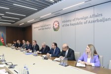 Джейхун Байрамов встретился с комиссаром ЕС по вопросам расширения (ФОТО)