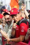 Гран-при Азербайджана "Формулы-1": Любители скорости на прогулке по пит-лейну (ФОТО)
