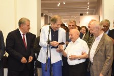 Азербайджанские ученые взяли в руки кисти и палитры - открылась необычная выставка (ФОТО)