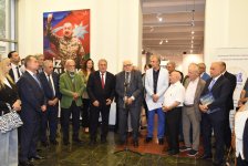 Азербайджанские ученые взяли в руки кисти и палитры - открылась необычная выставка (ФОТО)