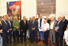 Азербайджанские ученые взяли в руки кисти и палитры - открылась необычная выставка (ФОТО)