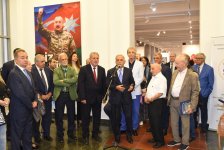 Азербайджанские ученые взяли в руки кисти и палитры - открылась необычная выставка (ФОТО)