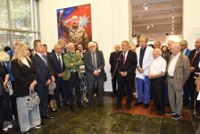 Азербайджанские ученые взяли в руки кисти и палитры - открылась необычная выставка (ФОТО)