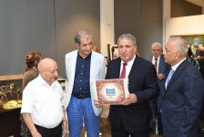 Азербайджанские ученые взяли в руки кисти и палитры - открылась необычная выставка (ФОТО)
