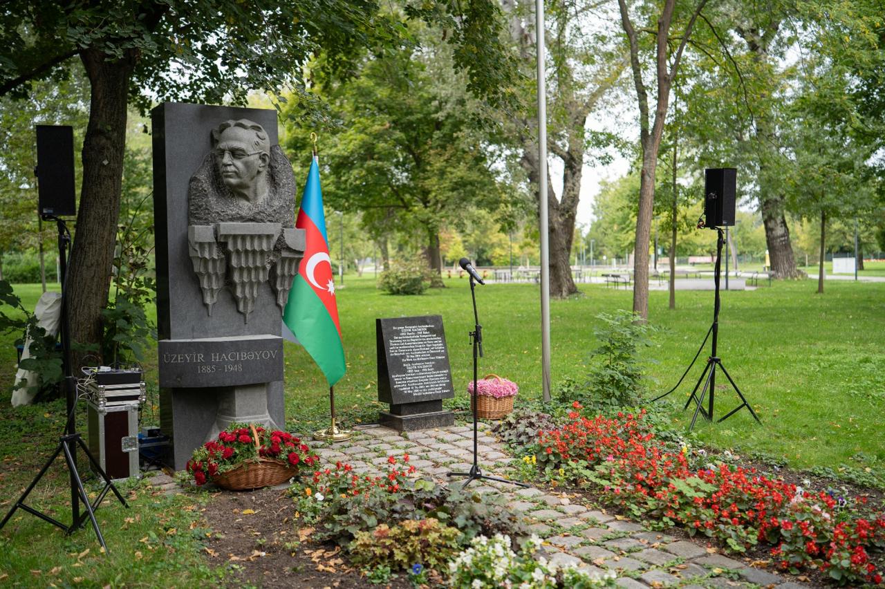 В Вене у памятника Узеиру Гаджибейли прошел музыкально-художественный вечер (ФОТО)
