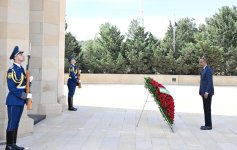 Президент Руанды Поль Кагаме почтил память шехидов в Баку (ФОТО)