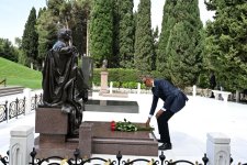 Президент Руанды Поль Кагаме посетил могилу великого лидера Гейдара Алиева на Аллее почетного захоронения (ФОТО)