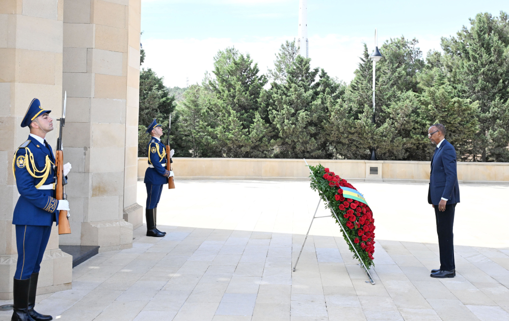 Президент Руанды Поль Кагаме почтил память шехидов в Баку (ФОТО)