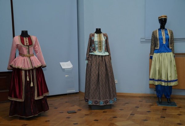 Наследие Мирзы Гадима Иревани ожило в тканях и красках - мужских и женских костюмах (ВИДЕО, ФОТО)