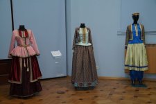 Наследие Мирзы Гадима Иревани ожило в тканях и красках - мужских и женских костюмах (ВИДЕО, ФОТО)