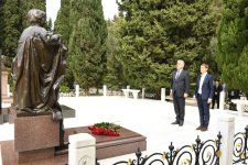 Председатель Народной скупщины Сербии посетила Аллею почетного захоронения
и Аллею шехидов (ФОТО)