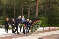 Председатель Народной скупщины Сербии посетила Аллею почетного захоронения
и Аллею шехидов (ФОТО)