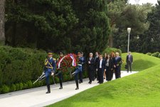 Председатель Народной скупщины Сербии посетила Аллею почетного захоронения
и Аллею шехидов (ФОТО)