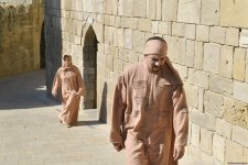 В рамках Фестиваля "Насими" в старинной части Баку – Ичеришехер представлен ряд интересных перформансов (ФОТО)