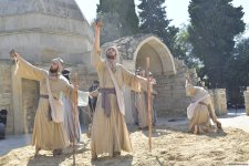 В рамках Фестиваля "Насими" в старинной части Баку – Ичеришехер представлен ряд интересных перформансов (ФОТО)
