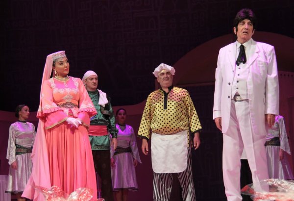 Весёлая и остроумная история о семейных отношениях в Баку (ФОТО)