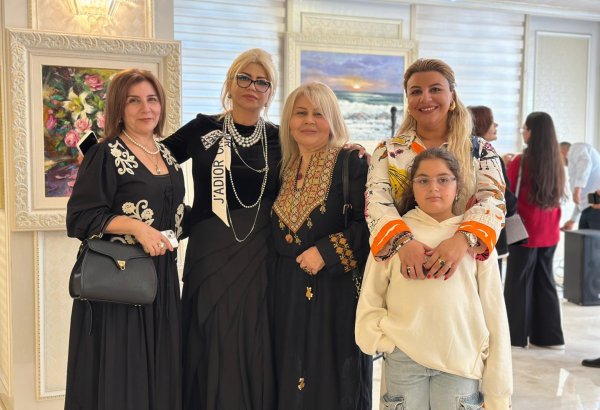 В Гянджинcкой филармонии открылась выставка работ Мехрибан Алышовой "Мелодия красок" (ФОТО)