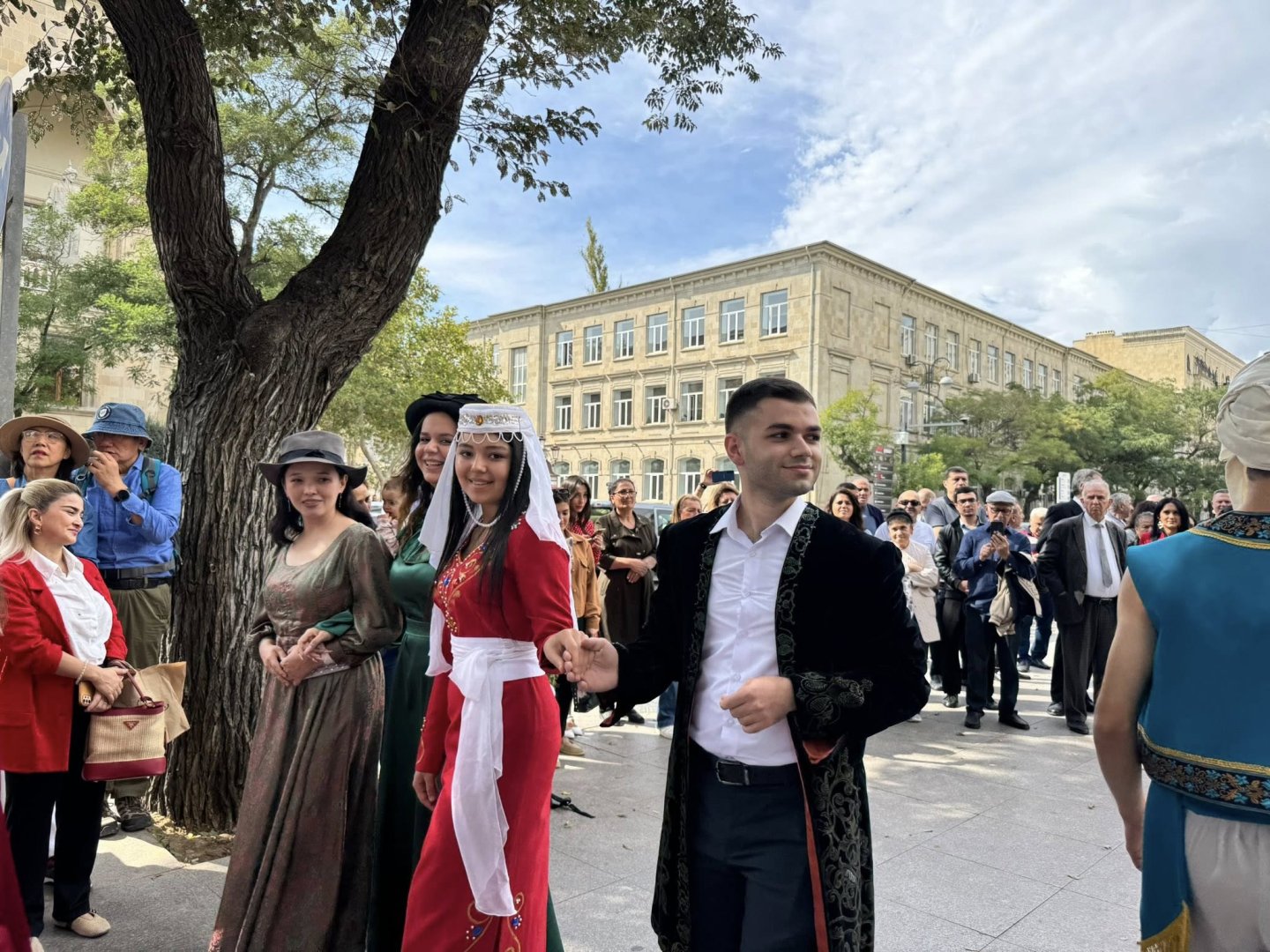 Живое воплощение великих мастеров на улицах Баку - открылись врата истории (ФОТО)