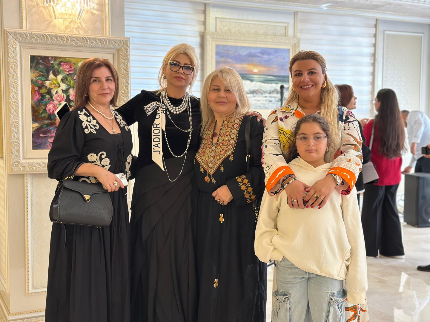 В Гянджинcкой филармонии открылась выставка работ Мехрибан Алышовой "Мелодия красок" (ФОТО)