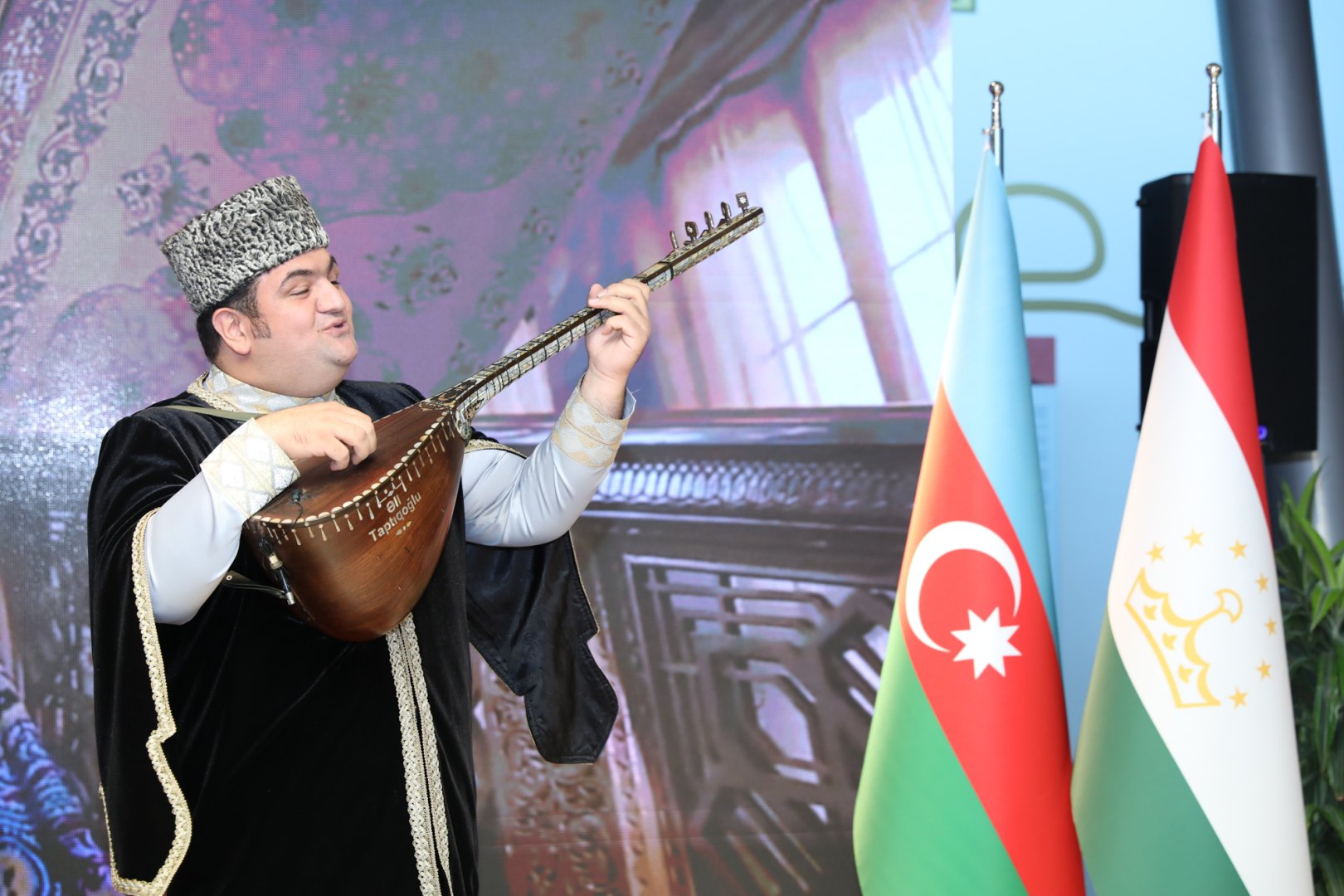 "Мир таджикской вышивки" в Баку: искусство, в котором звучит душа народа (ФОТО)