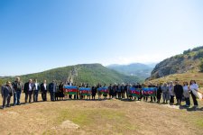 Визит семей шехидов в Шушу организован ЗАО «AzerGold» (ФОТО)