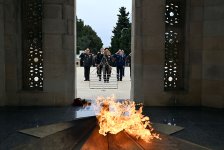 Коллектив минобороны почтил память шехидов (ФОТО)