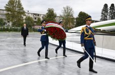 Президент Ильхам Алиев в связи с Днем памяти почтил минутой молчания память шехидов Отечественной войны (ФОТО)