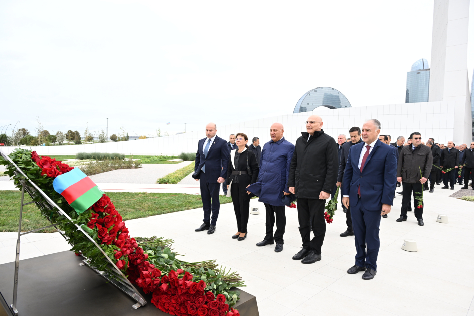 Представители государства и правительства посетили Парк Победы в Баку (ФОТО/ВИДЕО)