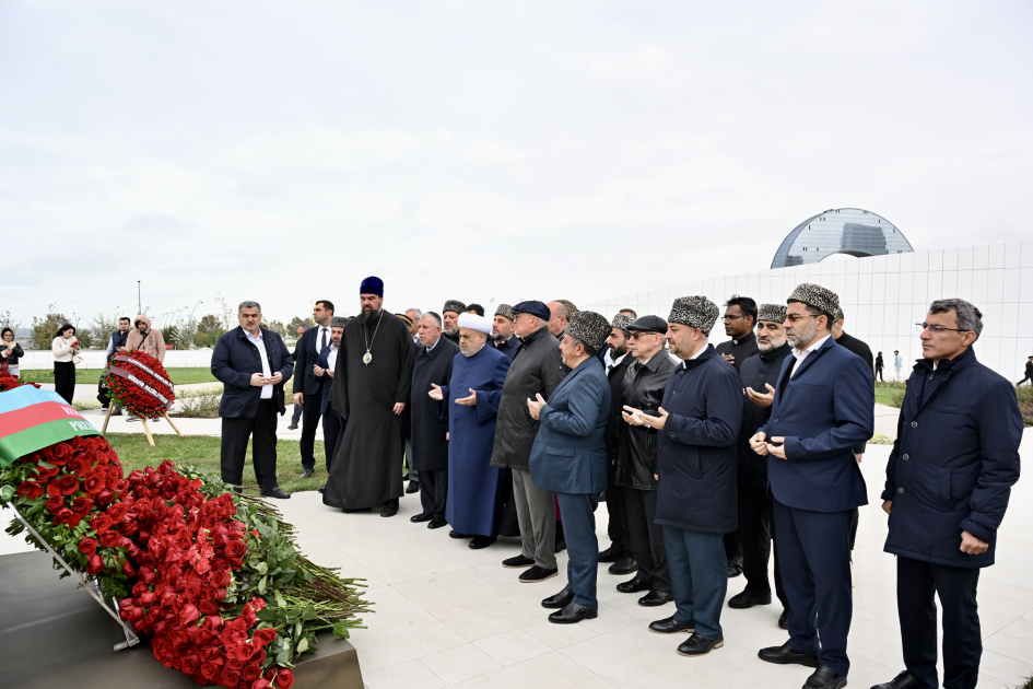 Представители государства и правительства посетили Парк Победы в Баку (ФОТО/ВИДЕО)