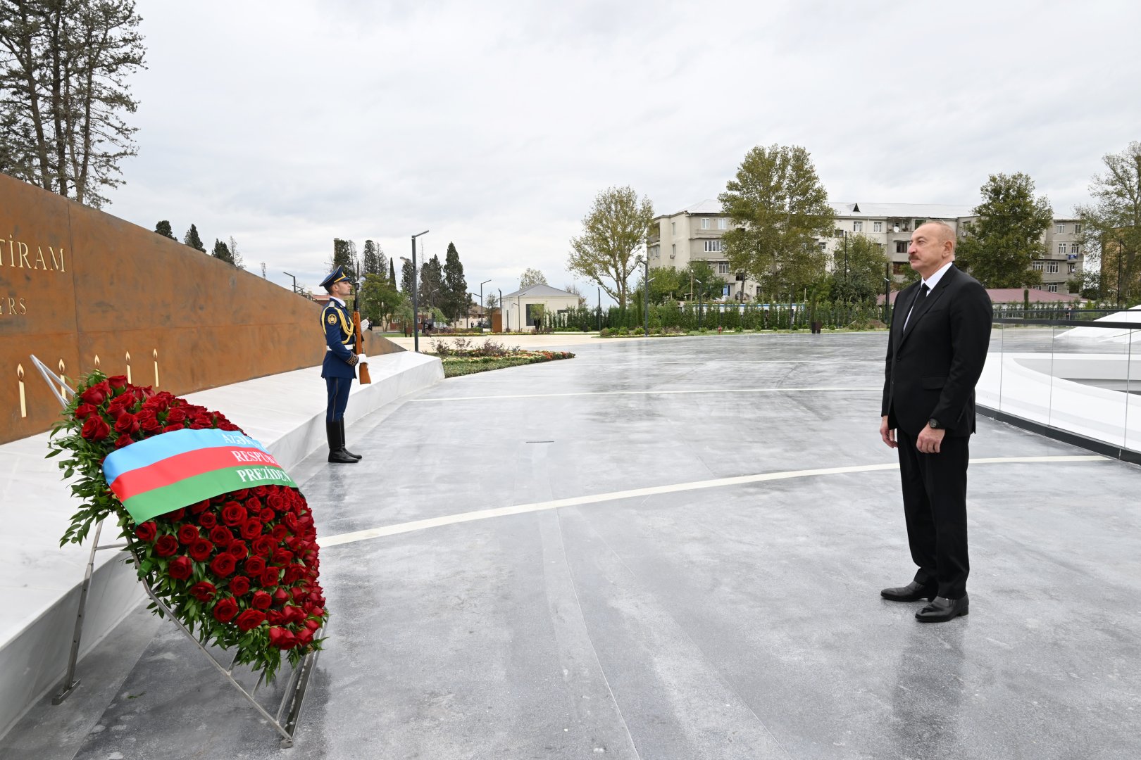 Президент Ильхам Алиев в связи с Днем памяти почтил минутой молчания память шехидов Отечественной войны (ФОТО)