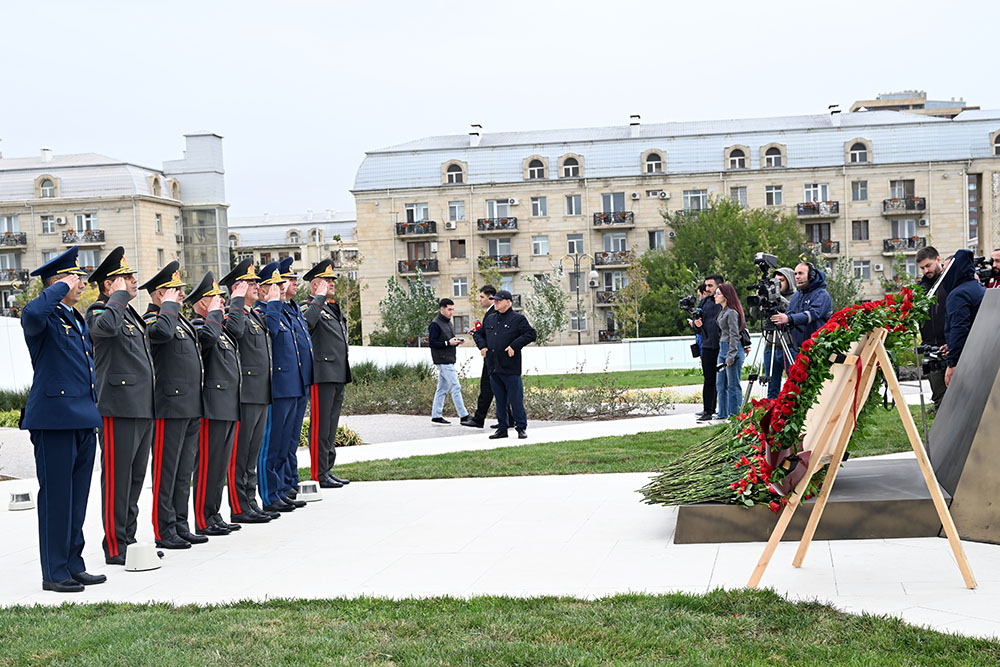 Коллектив минобороны почтил память шехидов (ФОТО)