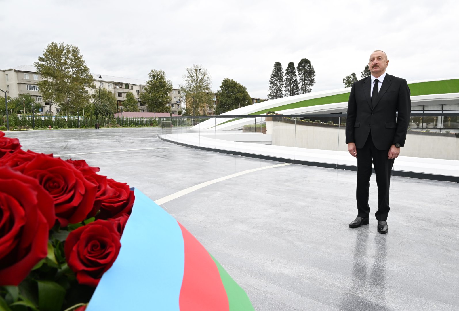 Президент Ильхам Алиев в связи с Днем памяти почтил минутой молчания память шехидов Отечественной войны (ФОТО)