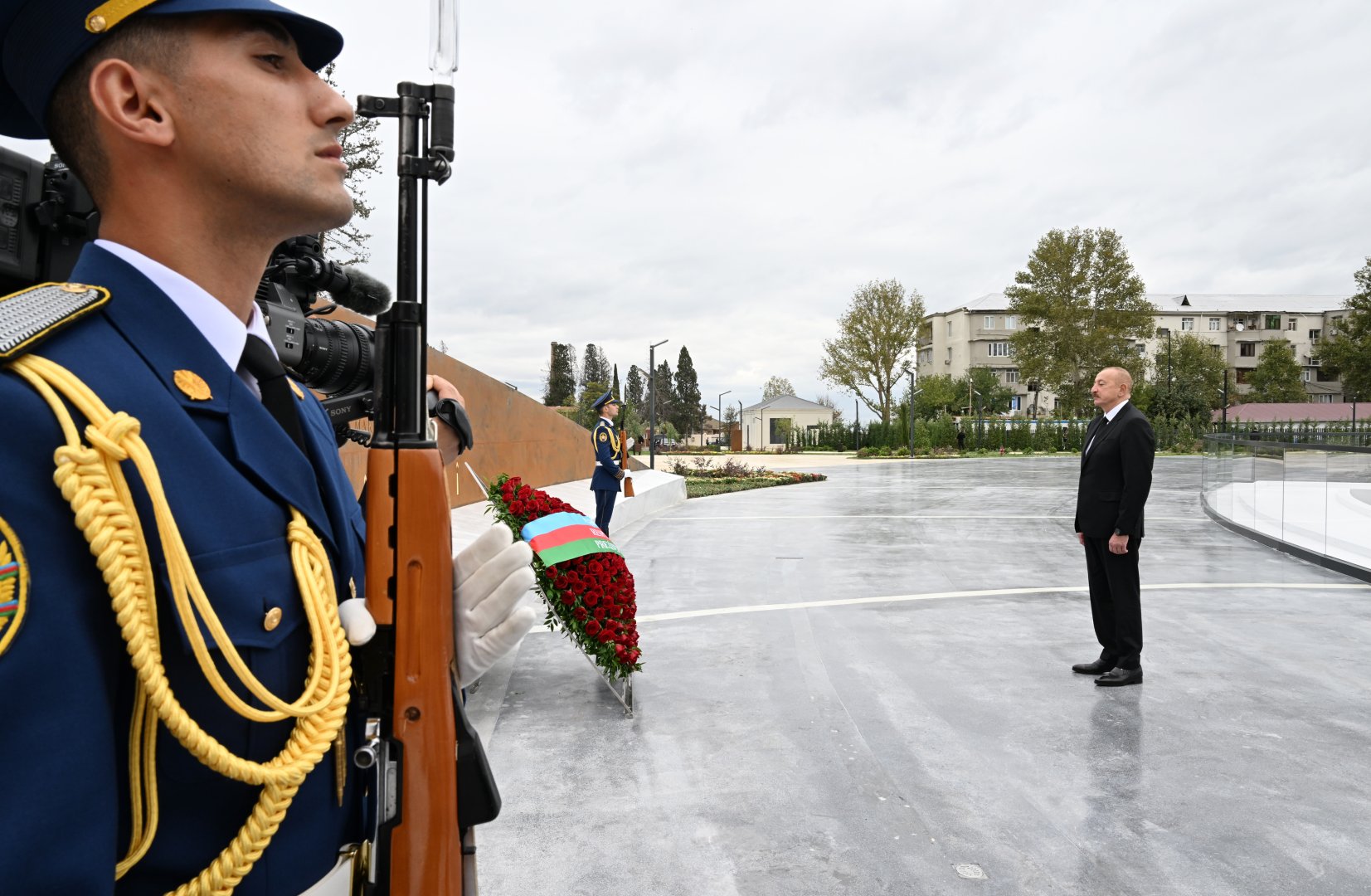 Президент Ильхам Алиев в связи с Днем памяти почтил минутой молчания память шехидов Отечественной войны (ФОТО)
