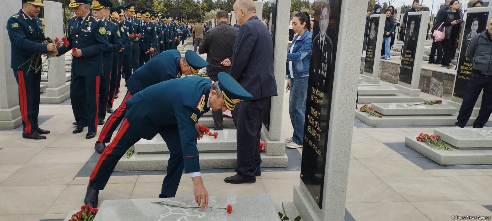 Азербайджанский народ чтит память шехидов Отечественной войны (ФОТО)
