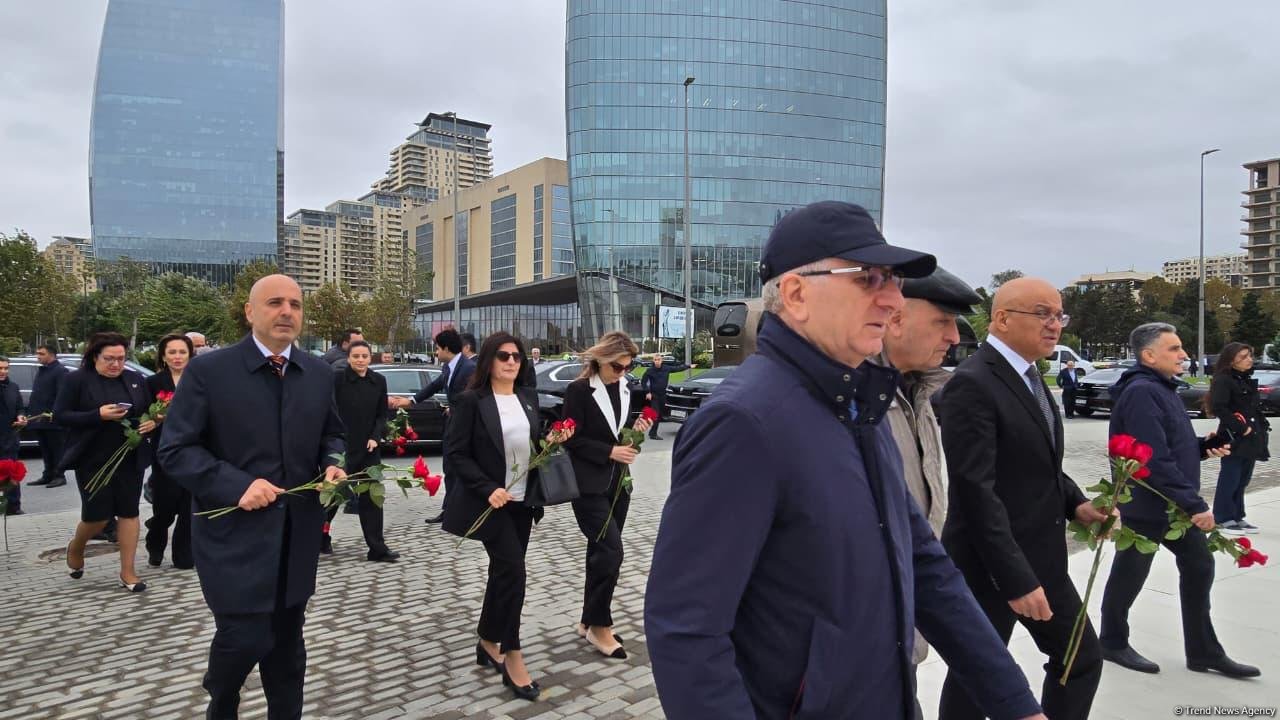 Представители государства и правительства посетили Парк Победы в Баку (ФОТО/ВИДЕО)