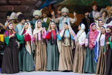 Торжественная церемония закрытия фестиваля Узеира Гаджибейли ознаменовалась грандиозной оперой "Кёроглу" в новой постановке (ФОТО)