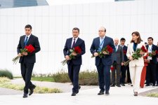 Находящаяся с визитом в Азербайджане делегация Узбекистана посетила Памятник Победы (ФОТО)