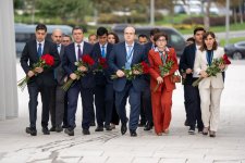 Находящаяся с визитом в Азербайджане делегация Узбекистана посетила Памятник Победы (ФОТО)