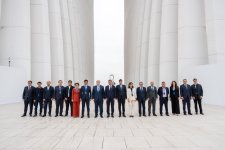Находящаяся с визитом в Азербайджане делегация Узбекистана посетила Памятник Победы (ФОТО)