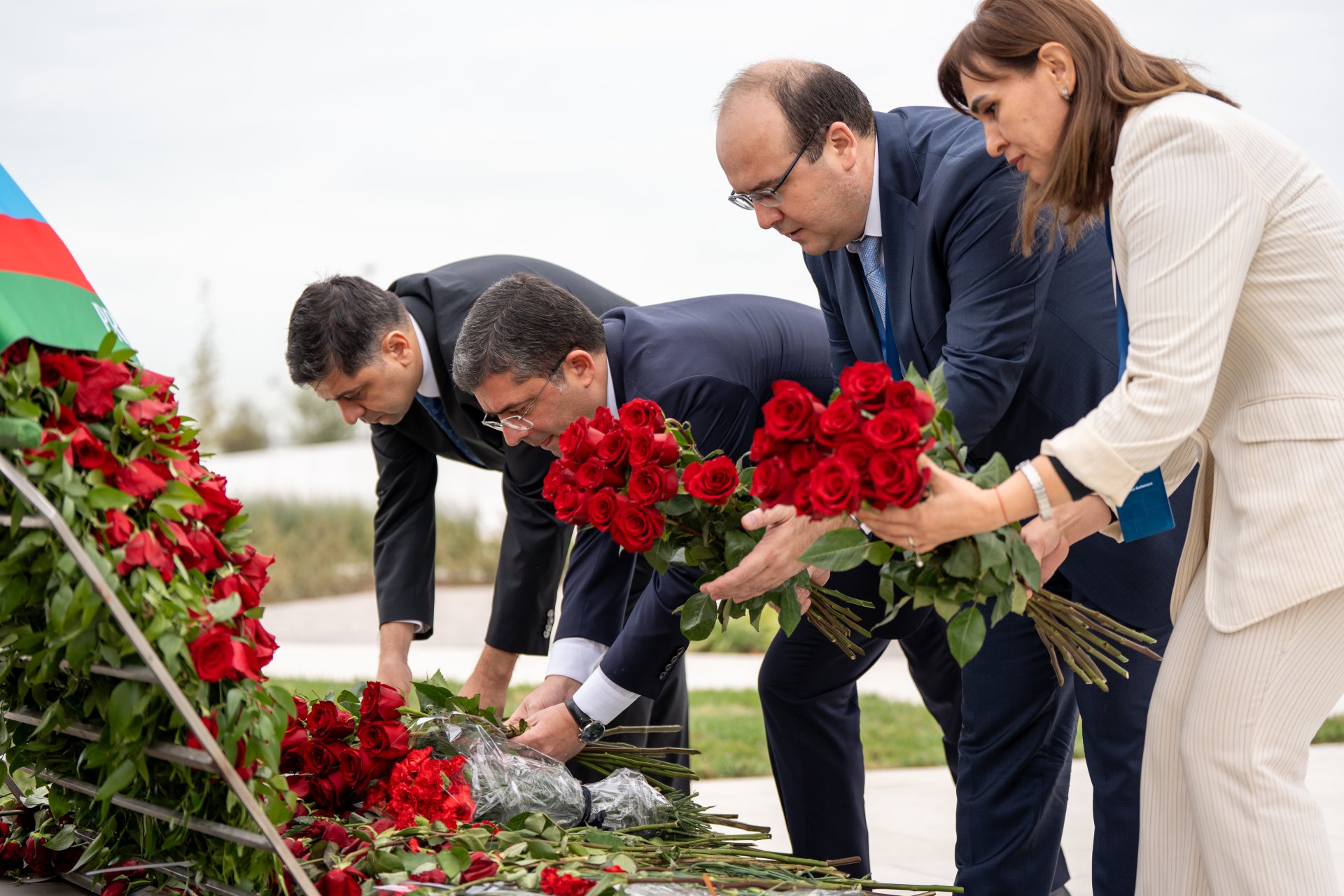 Находящаяся с визитом в Азербайджане делегация Узбекистана посетила Памятник Победы (ФОТО)