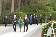 Польские парламентарии посетили могилу великого лидера Гейдара Алиева и Аллею шехидов (ФОТО)