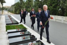 Польские парламентарии посетили могилу великого лидера Гейдара Алиева и Аллею шехидов (ФОТО)