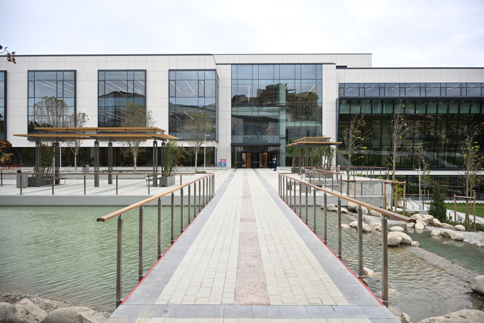 Президент Ильхам Алиев, Первая леди Мехрибан Алиева и Президент Серджо Маттарелла приняли участие в открытии первых учебных корпусов Итало-Азербайджанского университета в Баку (ФОТО/ВИДЕО)