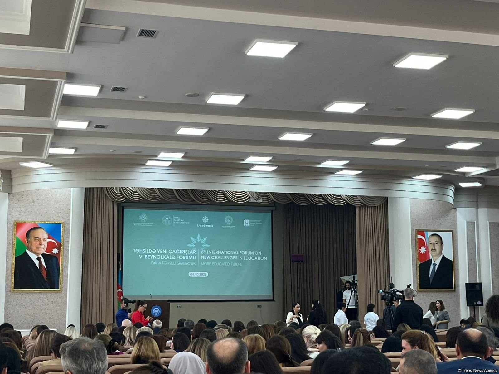 В Баку проходит VI Международный форум на тему "Новые вызовы в образовании"