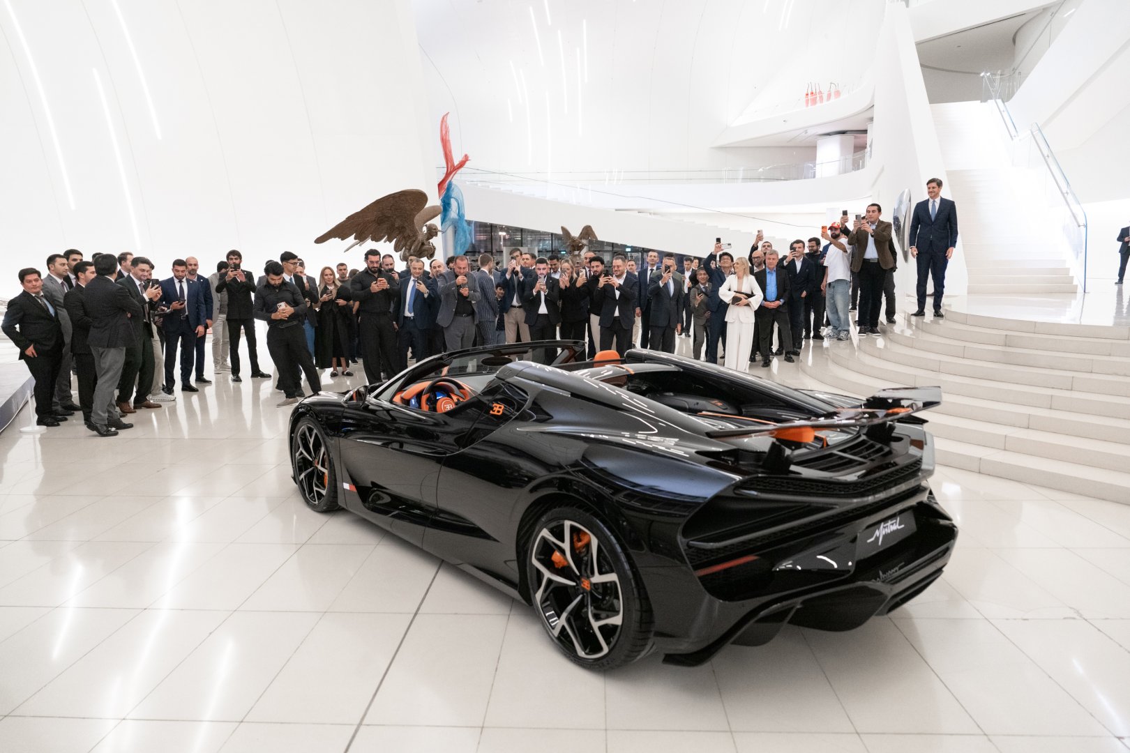 BUGATTI MISTRAL – самый быстрый родстер в мире теперь в Азербайджане (ФОТО)
