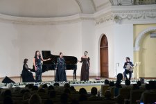 Как на побережье Каспия в Баку шепчутся волны… (ФОТО)