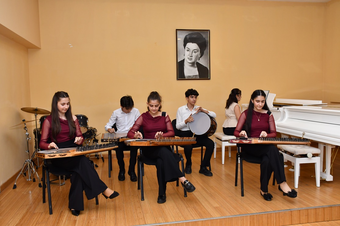 С участием выдающегося тариста Вамига Мамедалиева стартовал цикл мастер-классов известных деятелей культуры (ФОТО)